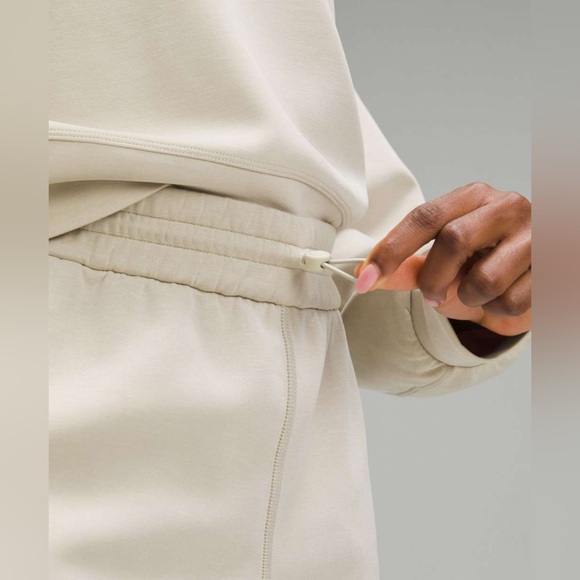 NWOT Lululemon Softstreme High-Rise Short 4" Mojave Tan - Picture 4 of 10